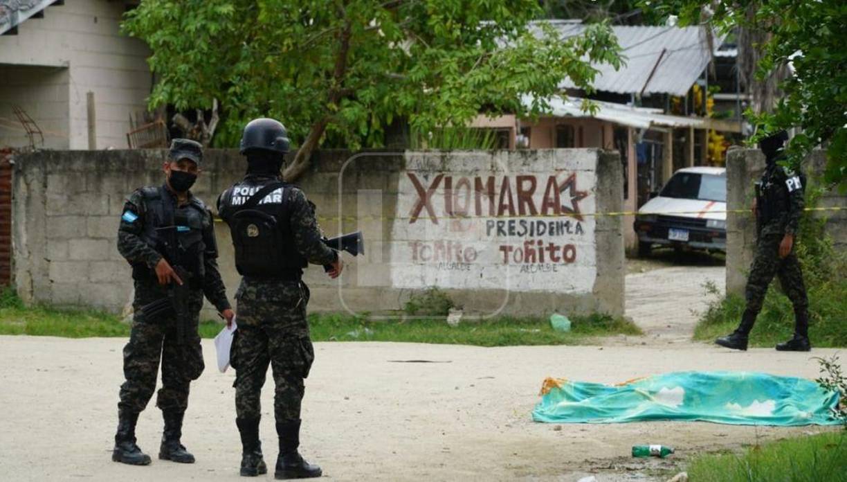 El cuerpo quedó tendido sobre una calle de tierra.