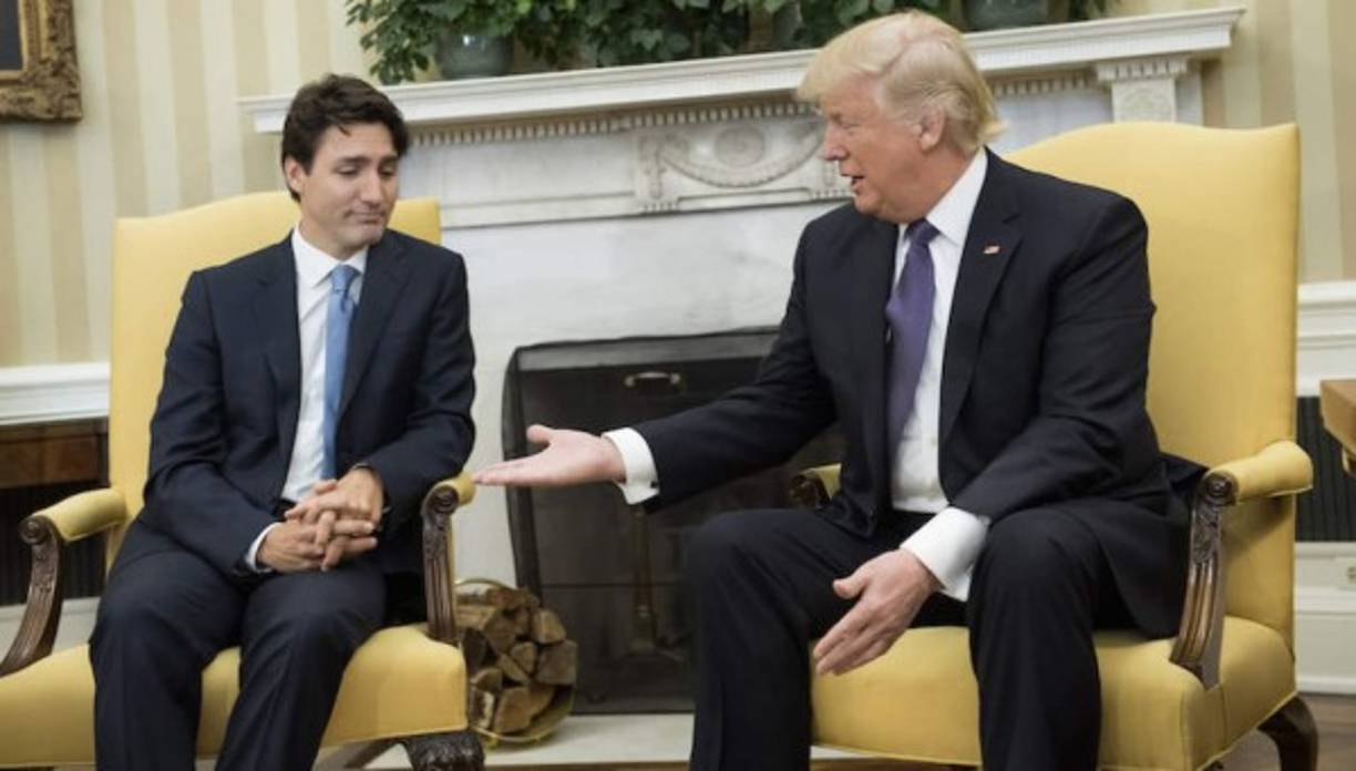 ¿NOS DAMOS LA MANO?<br/>El primer ministro canadiense, Justin Trudeau, con una mirada nerviosa, parece estárselo pensando antes de darle la mano a Trump.