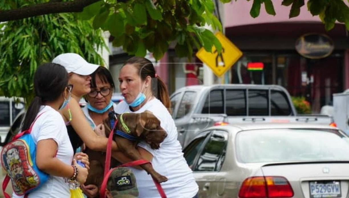 “Abrazo de grupo”. 