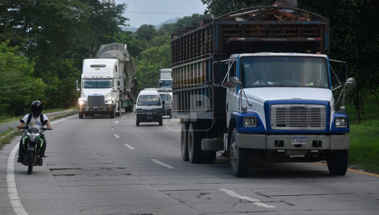  “Deben regular el peso de las mercancías, pero en vez de eso venden los permisos para circular con sobrepeso”, aseveró Castro, quien señaló que la vida útil de la carretera (la nueva trocha) debió ser de 20 años.