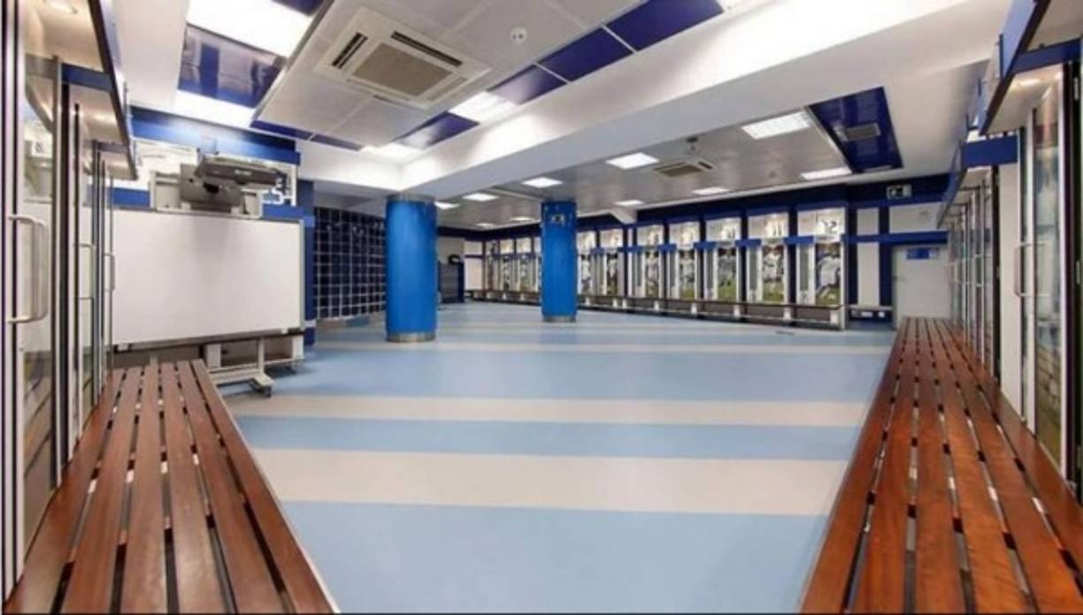 Santiago Bernabéu (Real Madrid) - ​El vestuario del Real Madrid es uno de los más modernos de Europa. Cierto es que a primera vista no parece gran cosa, está lleno de lujos. Además, lo más destacable es lo de ver la foto y el nombre de cada jugador en su sitio.