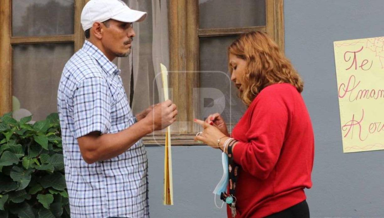 Vecinos escribieron mensajes en pancartas en apoyo a Solórzano. “Sí se pudo”, gritaban cuando llegó a la residencia la familia del joven. 