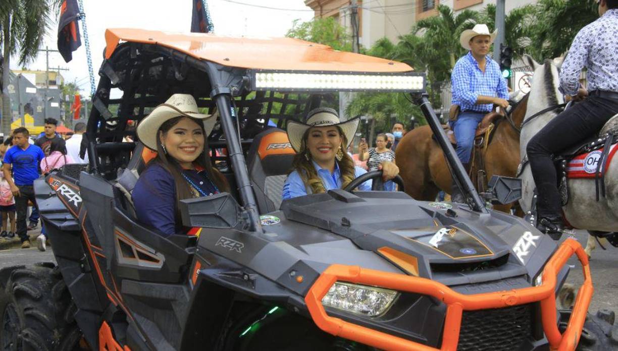 Algunas bellas mujeres avanzaban en “caballos de fuerza”.