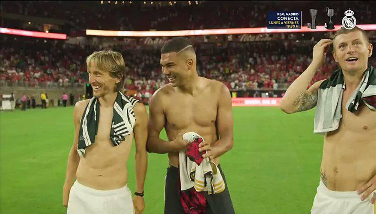 Al final del partido se reunieron Casemiro (Manchester United), Toni Kroos y Luka Modric, el famoso tridente del mediocampo del Real Madrid. Los futbolistas compartieron un lindo momento y los aficionados se llenaron de nostalagia tras la imagen.