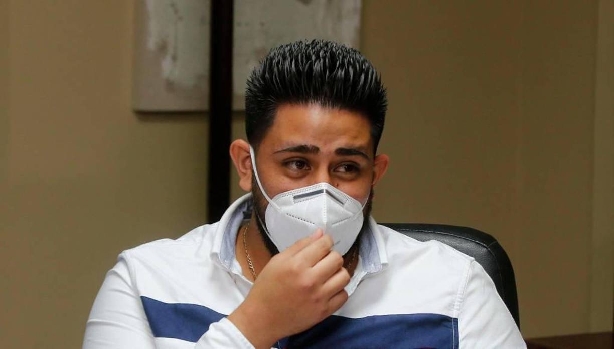 El otro testigo, el hijo de la víctima en ese entonces un adolescente, declaró ante los detectives horas después del crimen contra su padre que quien lo ultimó fue un hombre vestido de camisa manga larga negra o azul, llevaba puesta una gorra negra, jeans azul oscuro y barba tupida bajo el mentón, no completa.