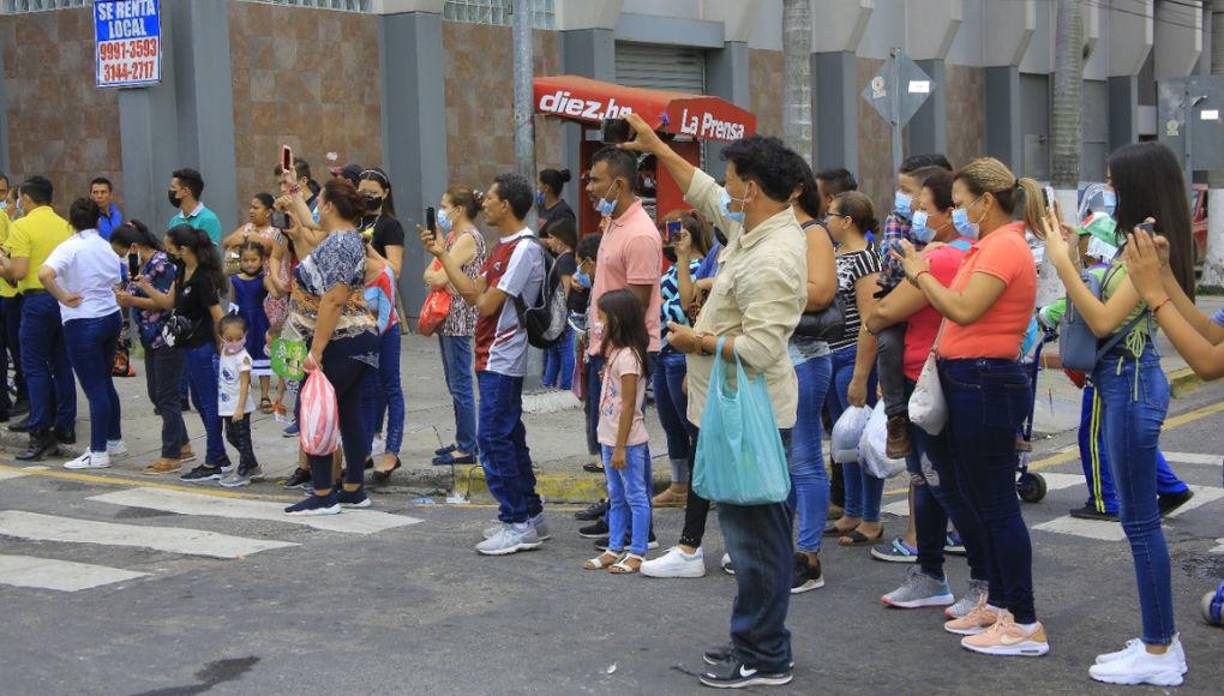 Los ciudadanos saludaban a los jinetes.