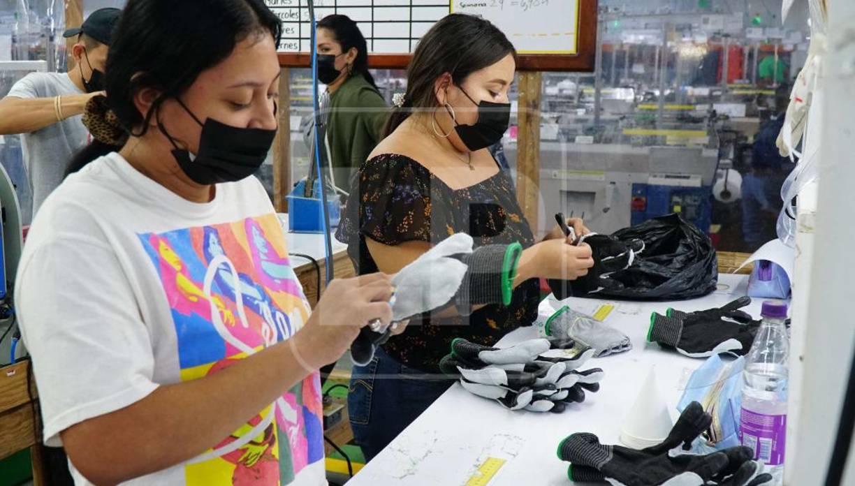 Crean guantes de producción industrial con fibras especializadas como Aramida, fibra de vidrio, fibra de acero y hppe, la fibra más resistente creada por el hombre en la actualidad. Su mayor fuente de creación es la combinación de las fibras mencionadas con otras más comunes como el algodón y el polyester para elaborar guantes anticortes, resistentes al fuego, resistentes al arco eléctrico, calor y frío; son cerca de 3,000 estilos de guantes en su catálogo.