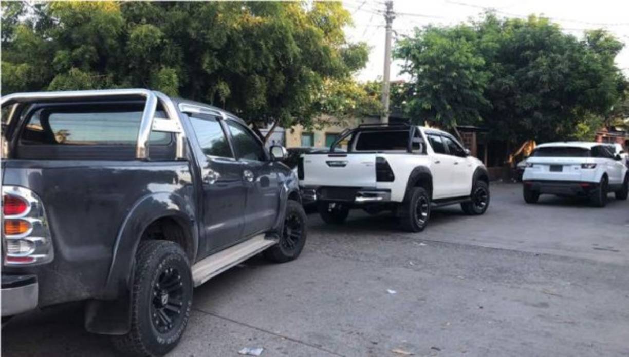 Tres carros también fueron decomisados por las autoridades que controlaron el hecho.
