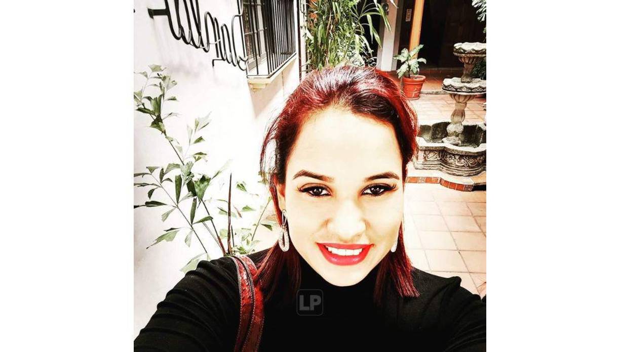 Karen Yamileth cayó herida en el patio del inmueble y unos vecinos la trasladaron en un carro de paila a un hospital de La Lima donde murió.