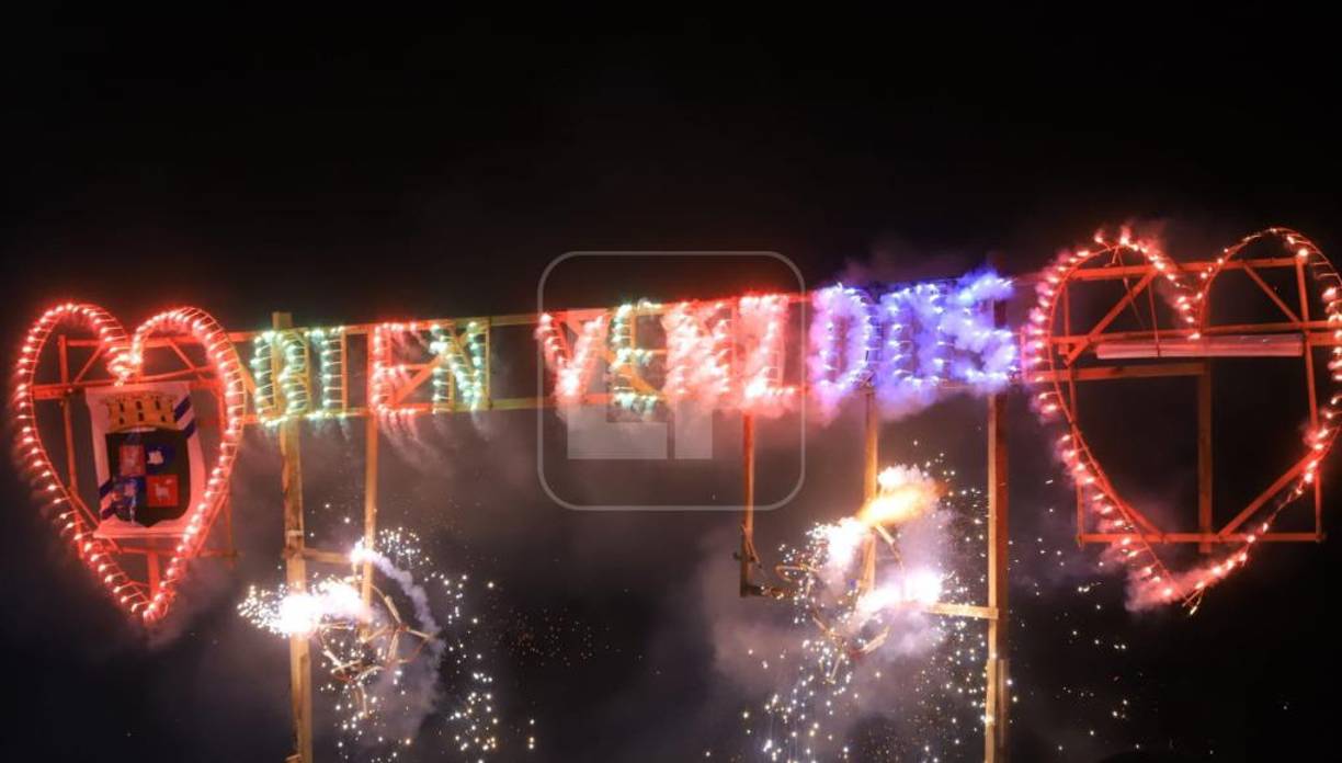 La Noche Veneciana que fue presenciada por unas 40,000 personas cerró con la participación de tres orquestas musicales que pusieron a bailar a los porteños y visitantes.