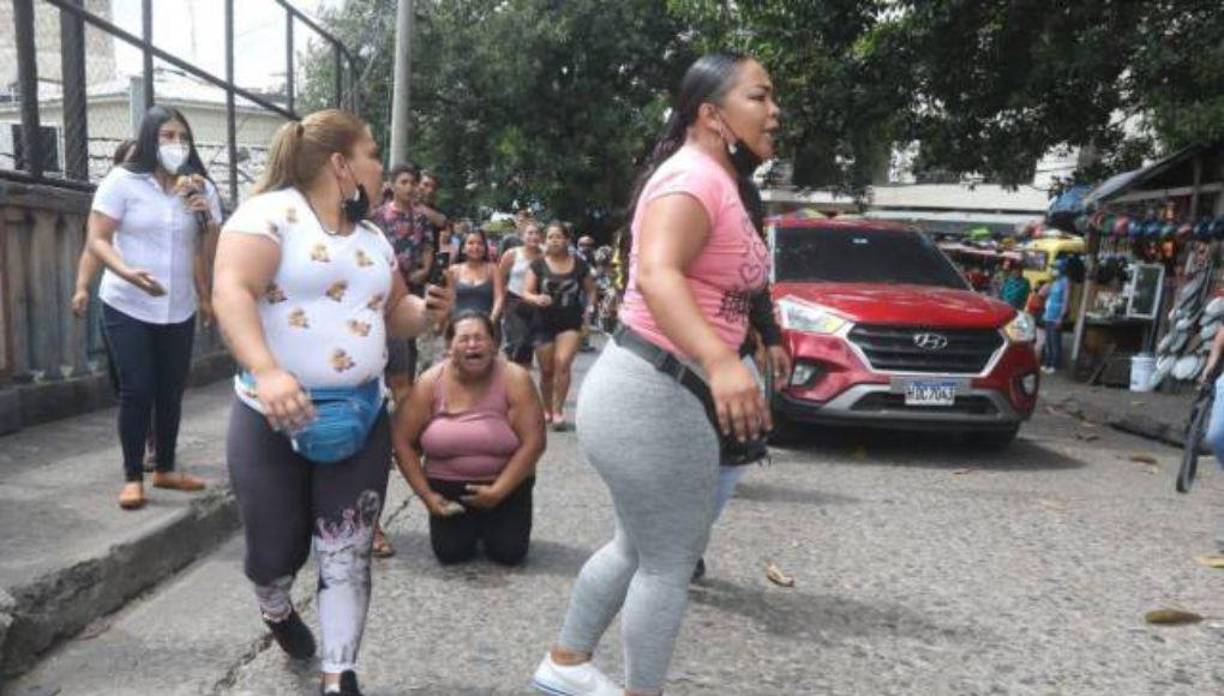 La madre del menor de edad rogó de rodillas mientras pedía la libertad de su hijo.