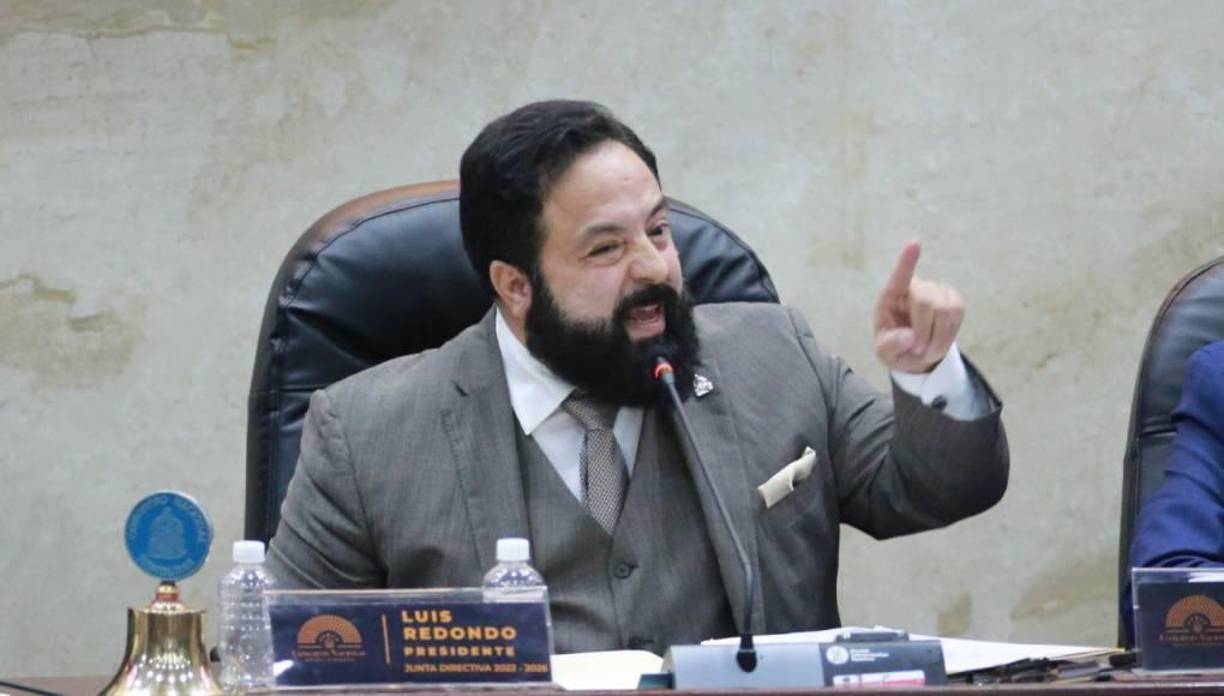 Redondo también advirtió que si Cálix no presenta las liquidaciones correspondientes, se le descontará el monto de su salario. 