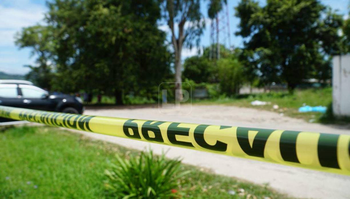 La escena del crimen fue resguardada por miembros de la Policía Nacional y Policía Militar del Orden Público (PMOP) a la espera de Medicina Forense, que realizará el levantamiento correspondiente de los cadáveres.