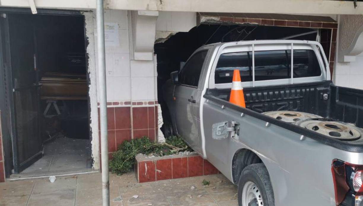 Agentes de la Dirección Nacional de Vialidad y Transporte (DNVT) llegaron al lugar para investigar lo ocurrido.