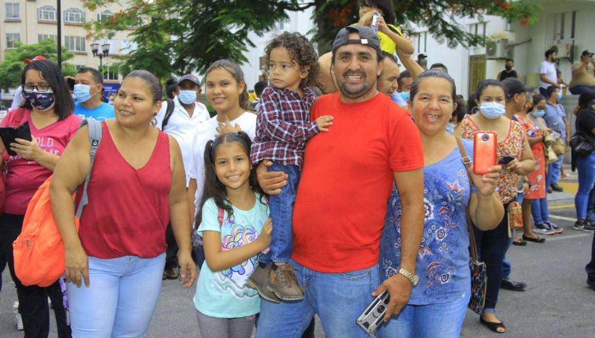 Familias enteras fueron testigos del desfile.