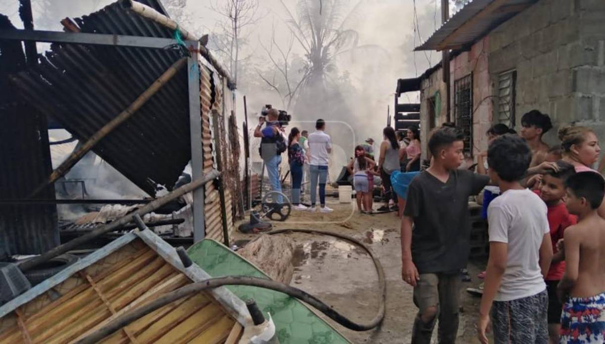 Una pobladora manifestó a través de TSi que el incendio se produjo luego de la explosión de un cilindro de gas; otros ciudadanos secundaron esa versión afirmando que escucharon el estruendo antes de ver las poderosas llamas.