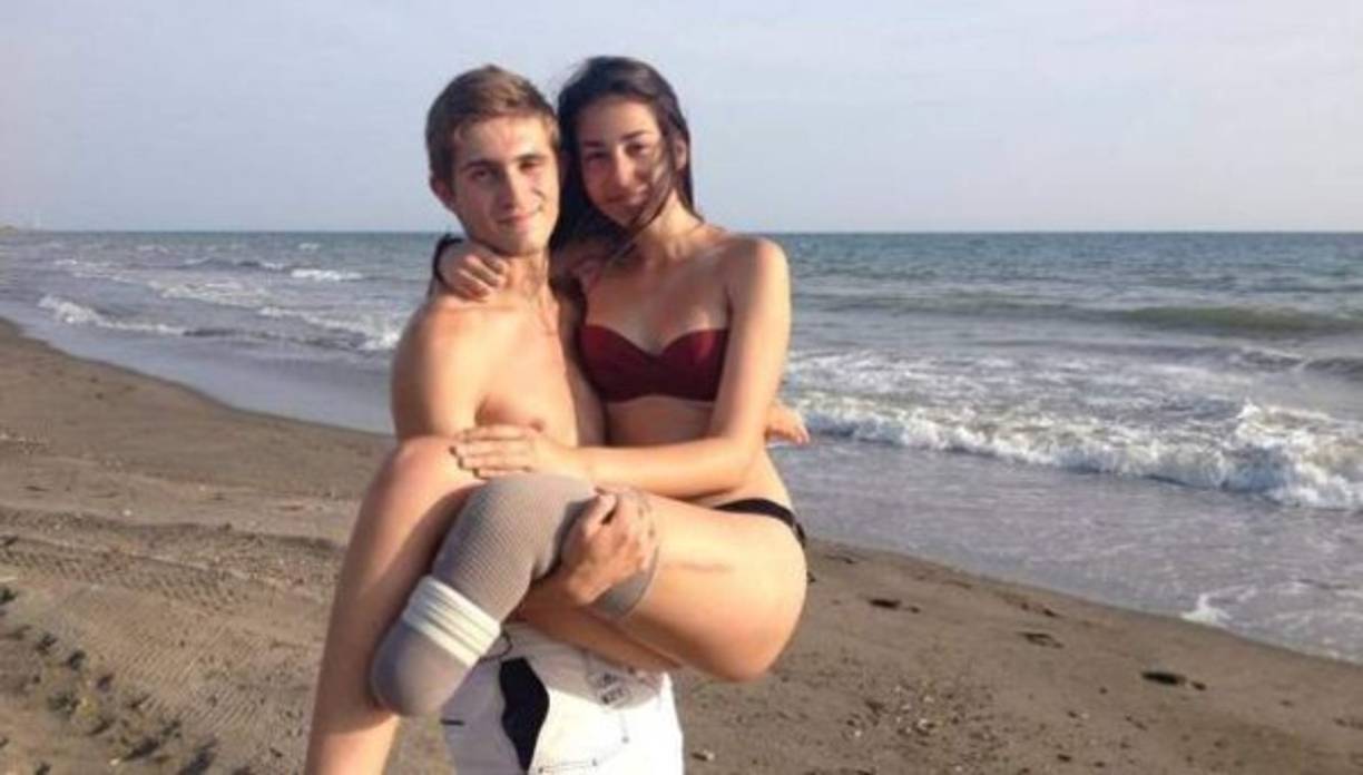 Aquí con el amor de su vida con quien pasa tiempo.