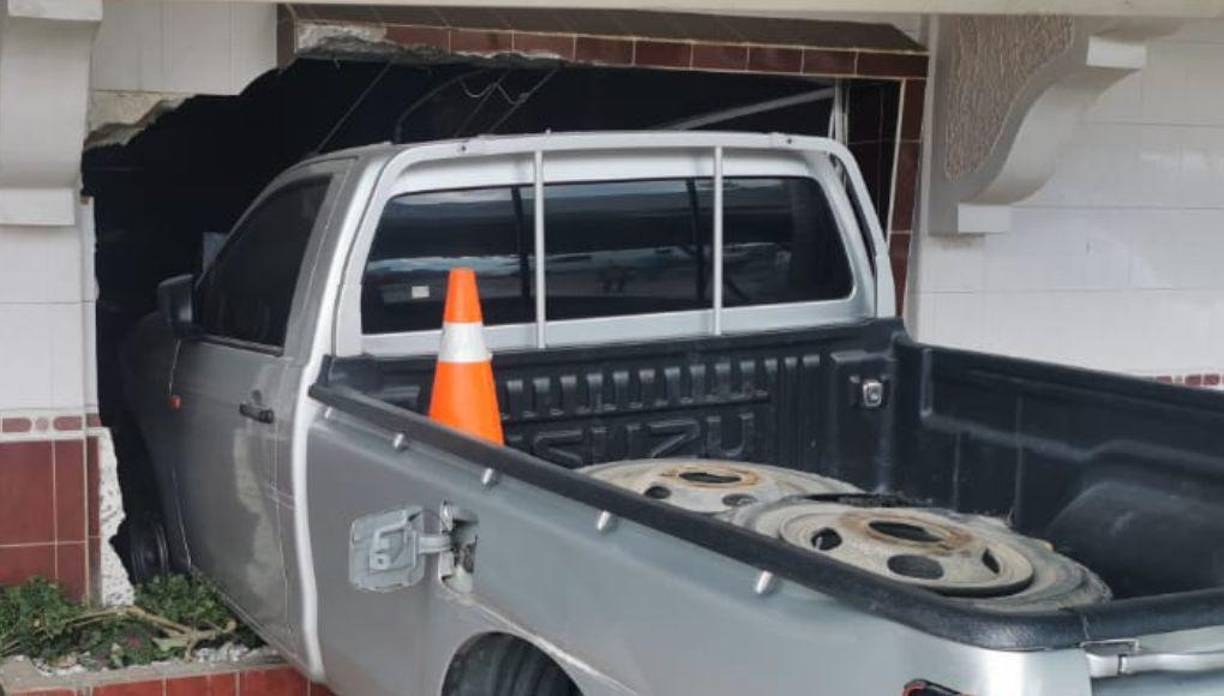 En el interior del establecimiento sólo habían varios féretros a la venta.