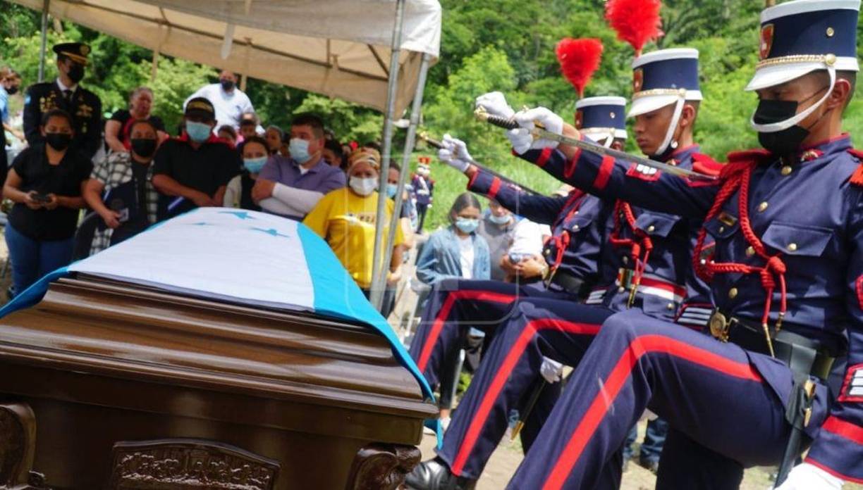 Los cadetes rindieron honores.