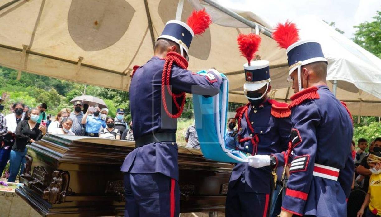 Sobre su féretro pusieron una bandera.
