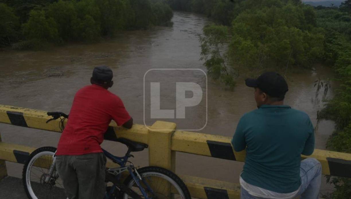 En La Lima, uno de los municipios más golpeados durante las tormentas Eta y Iota, la población se mantiene en constante vigilancia del aumento en el caudal del Chamelecón, el otro gran río que atraviesa la región. 