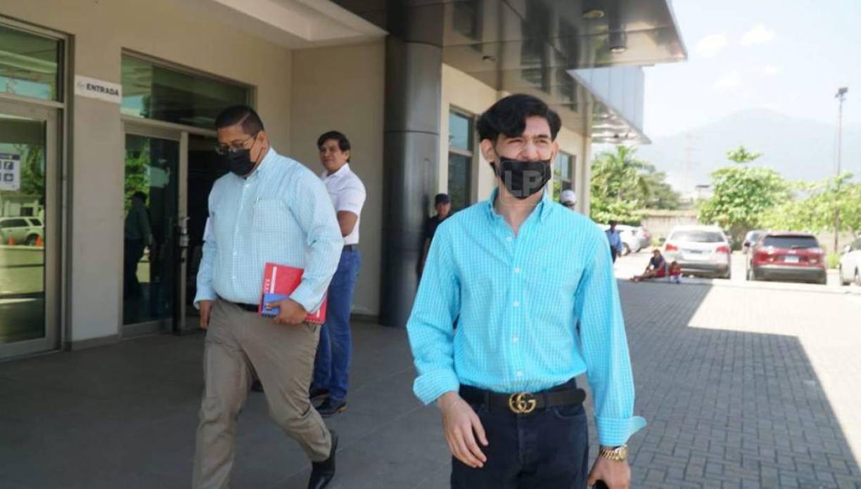 Además, se le prohíbe al imputado salir del país sin autorización del juez competente, no puede acudir al domicilio o donde labora la víctima, se le prohíbe comunicarse con ella, o donde concurra con las amistades.