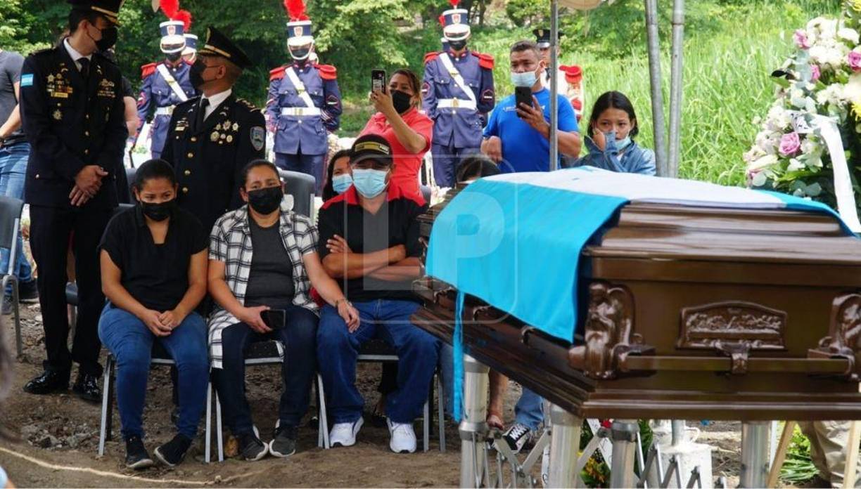 Familiares dijeron adiós al policía que murió en cumplimiento de su deber. 