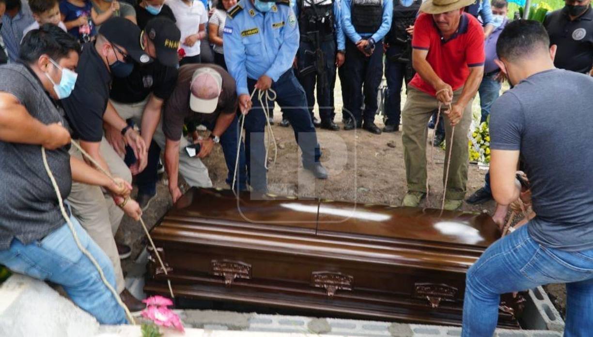 Y por último lo pusieron en el lugar de su descanso.