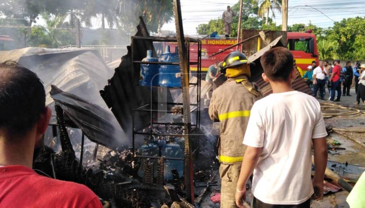Por otro lado, algunos vecinos del sector evacuaron sus hogares ante la posibilidad de que el incendio también los alcanzara, mientras que otros intentaban ayudar a los bomberos halando mangueras y lanzando agua con barriles y cubetas.