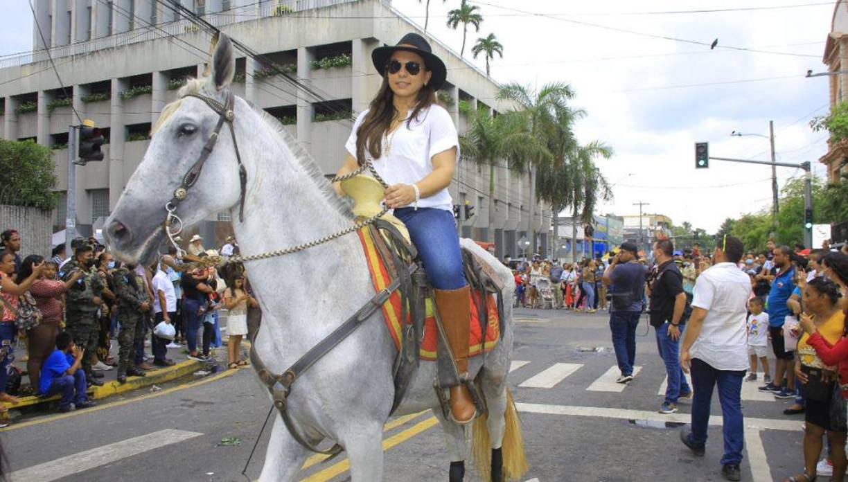 Uno a uno los jinetes fueron transitando el bulevar.