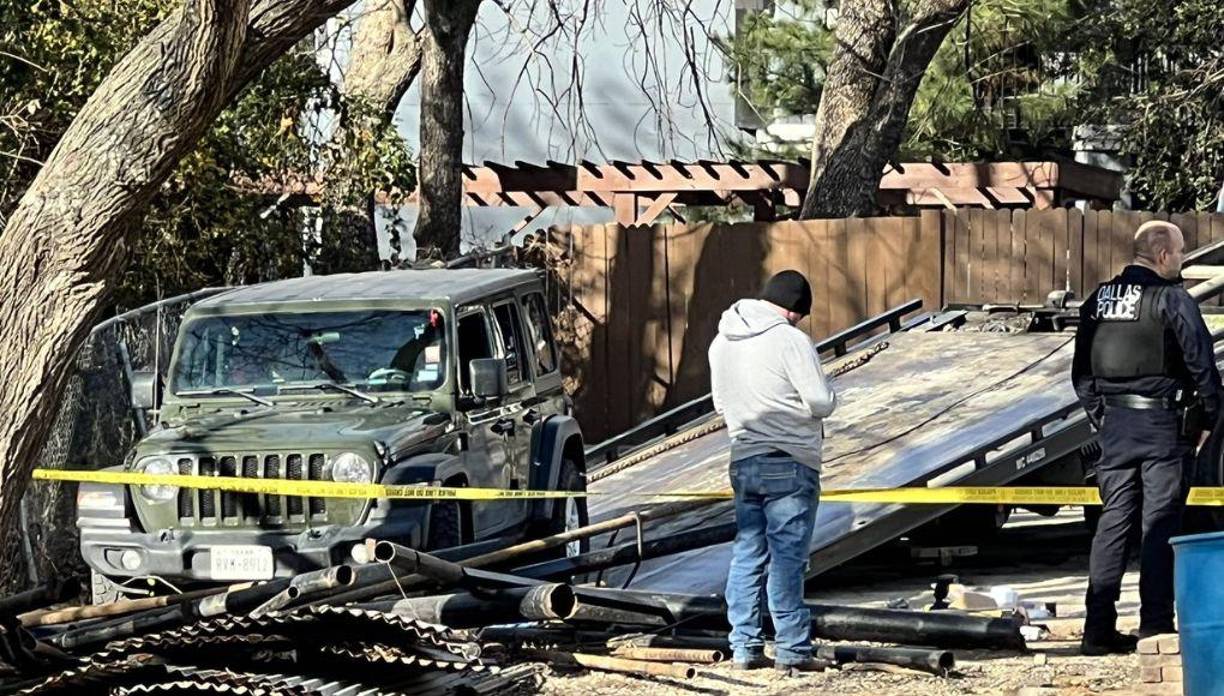 Uno de los vehículos involucrados en el triple homicidio de Dallas siendo remolcado fuera de la escena.