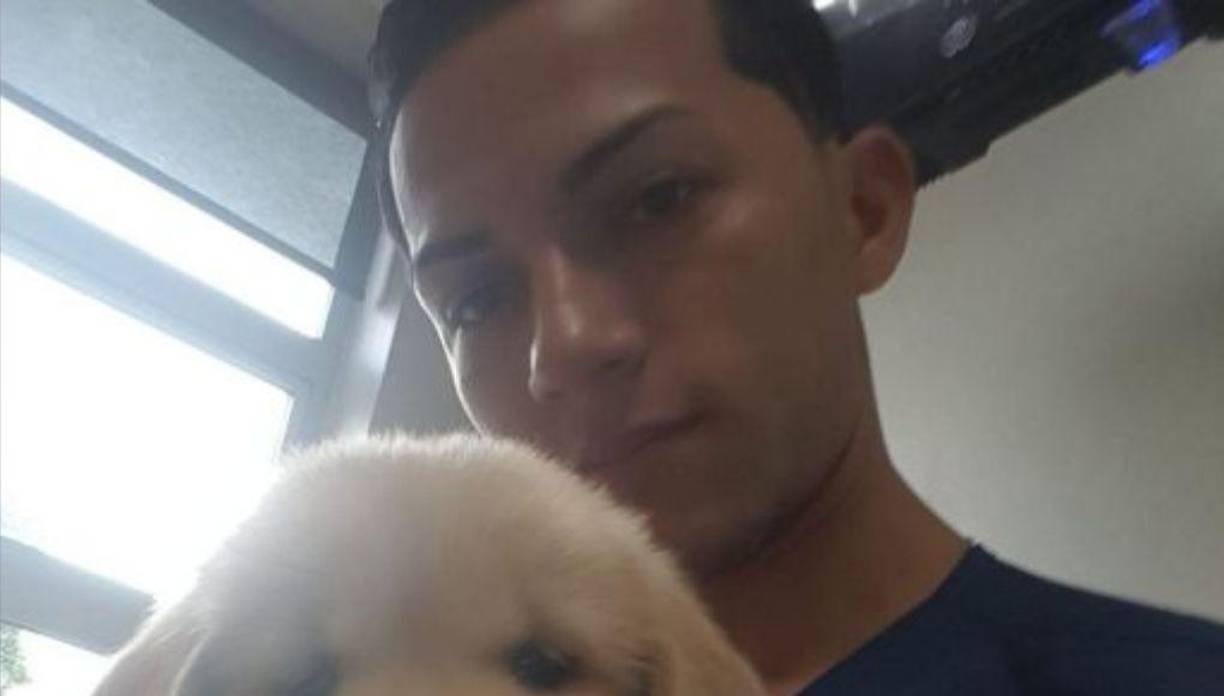 Enamorado, según sus familiares, tenía dos trabajos. En el día laboraba en una veterinaria y por la noche era mesero de un restaurante.