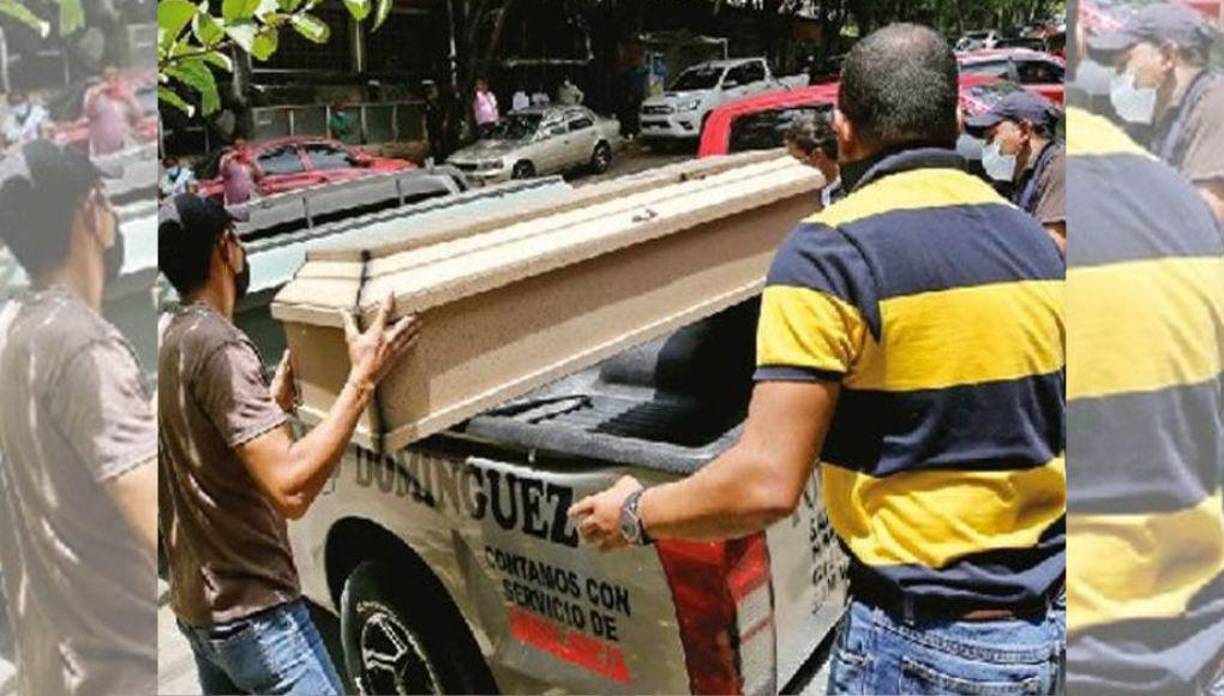 El doble crimen se registró a eso de las 8:00 de la noche del lunes en el barrio Suyapa, cuando las víctimas estaban acostadas en la hamaca en la vivienda, donde también se venden bebidas alcohólicas.