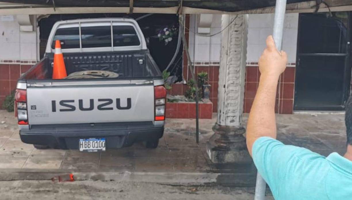 El vehículo rompió la pared de la funeraria y se introdujo prácticamente hasta la mitad.