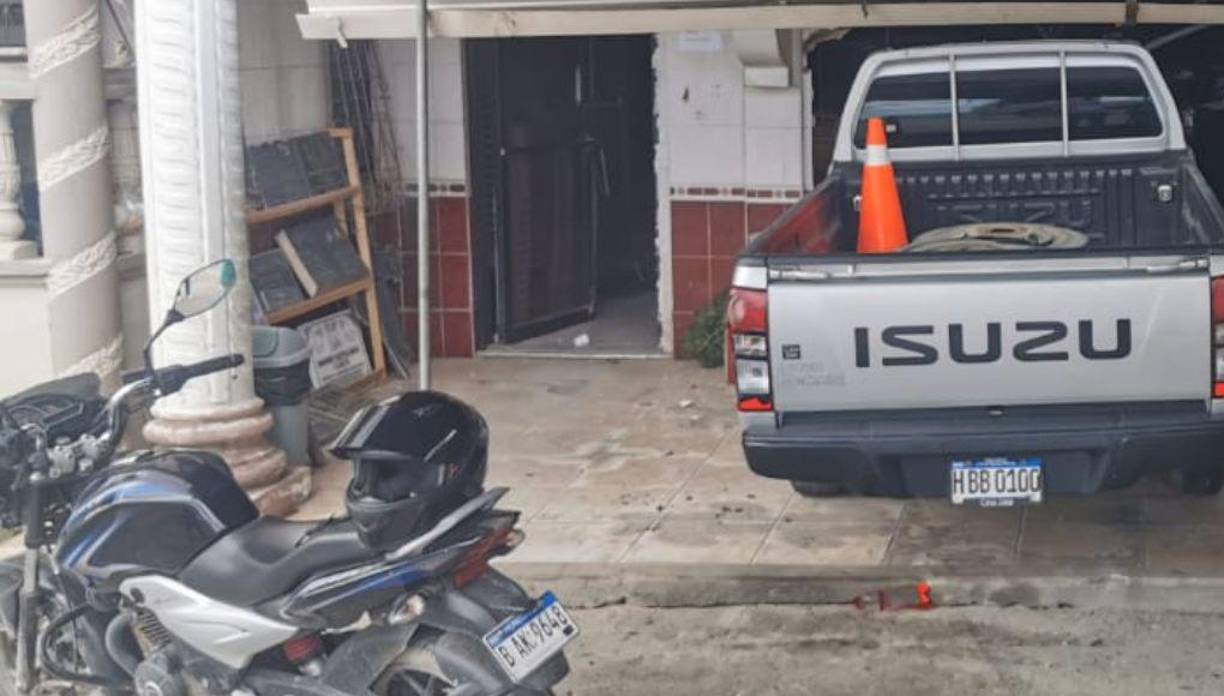 Aunque las razones no fueron explicadas, una pick-up chocó con la funeraria situada en la entrada principal de La Lima, frente a la carretera CA-13.