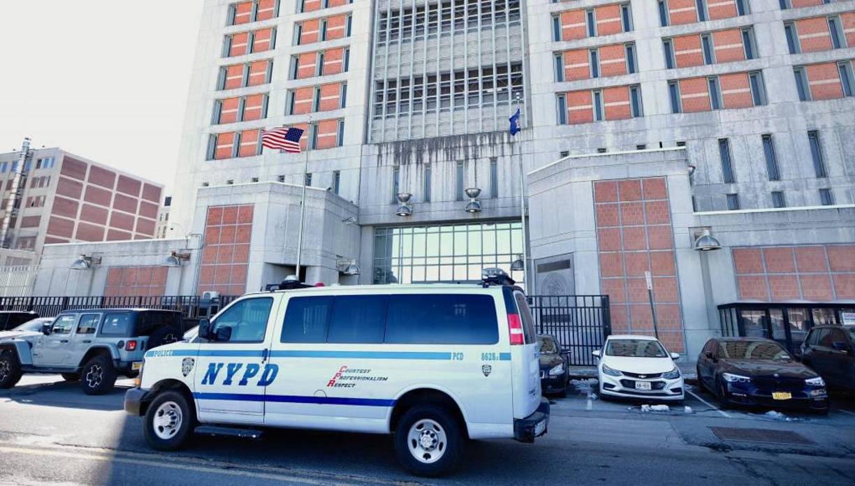 El Metropolitan Detention Center (MDC) de Brooklyn, que tiene más de un millar de presos, es una de las cárceles de peor reputación de la ciudad junto a Rikers y ha sido objeto de denuncias por la falta de personal, la delincuencia dentro de sus instalaciones y las duras condiciones de vida en las celdas.