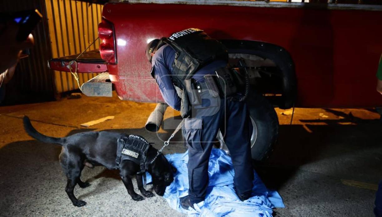 Las autoridades policiales hasta anoche no habían determinado la cantidad de droga que transportaban los dos detenidos.