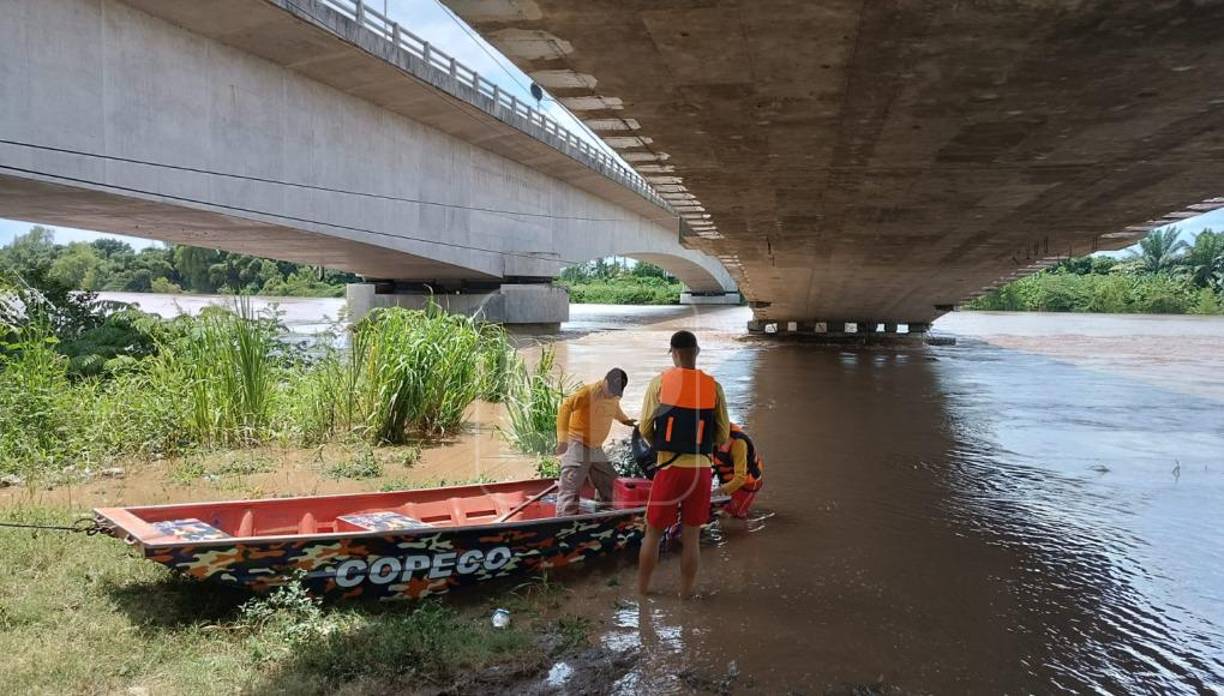 Los bomberos y comuna progreseña se preparan para ir a dejar víveres a familias de campo 4 y 8 en los Bajos de El Progreso. Están incomunicados por filtraciones del Ulúa en el bordo