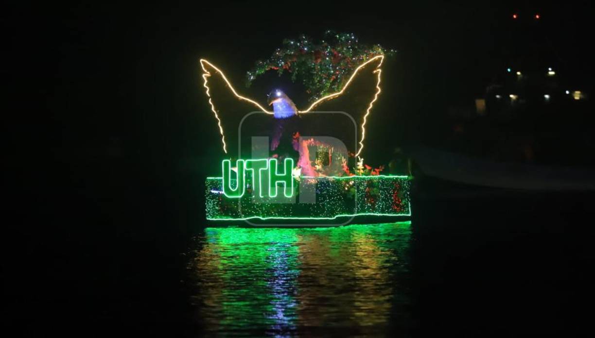 La Noche Veneciana arrancó con un show de luces y la góndola representativa de la Virgen de la Asunción de la Iglesia Sagrado Corazón de Jesús fue la que abrió el tan esperado desfile tras dos años se suspensión de las actividades por la pandemia de covid-19.