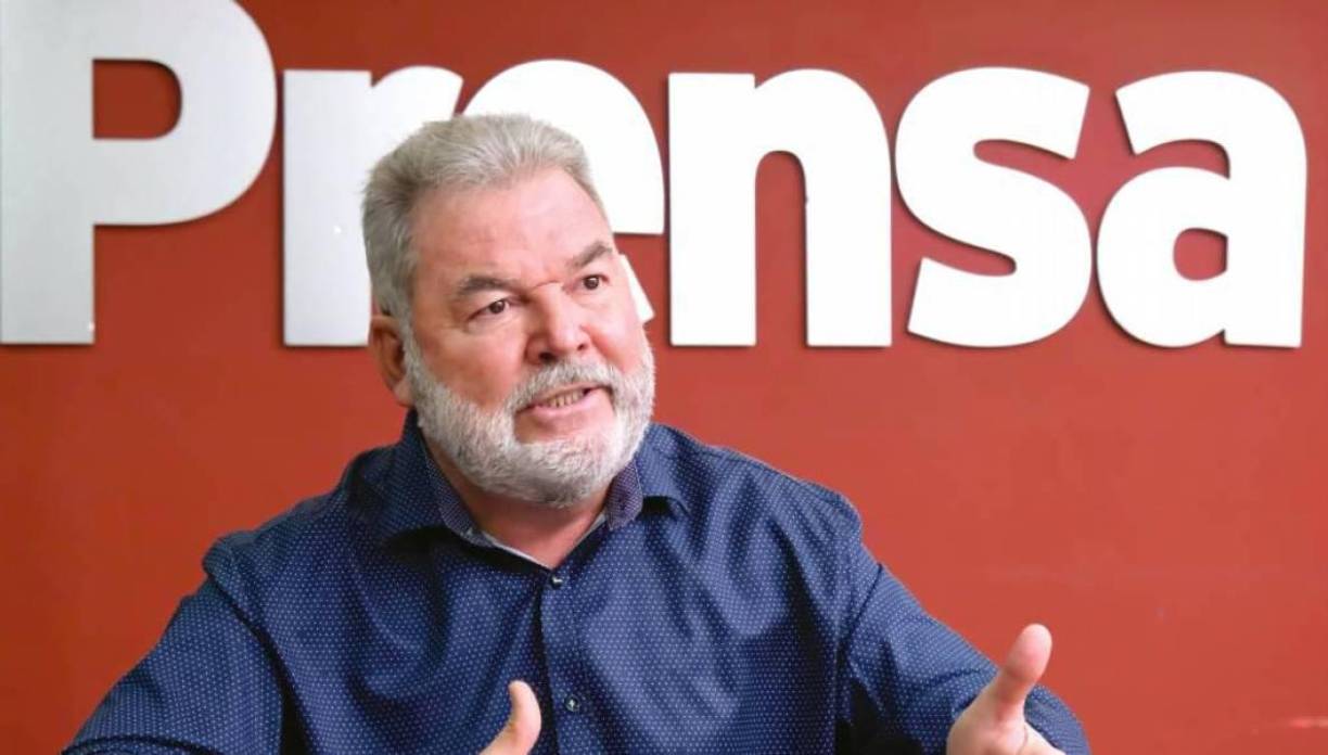 En horas de la noche el alcalde Roberto Contreras reveló que debido a los acontecimientos ocurridos en la mañana, él y al menos 40 empleados interpusieron igual número de denuncias en el Ministerio Público contra los dirigentes Claudia Pineda y Fredy Núñez,