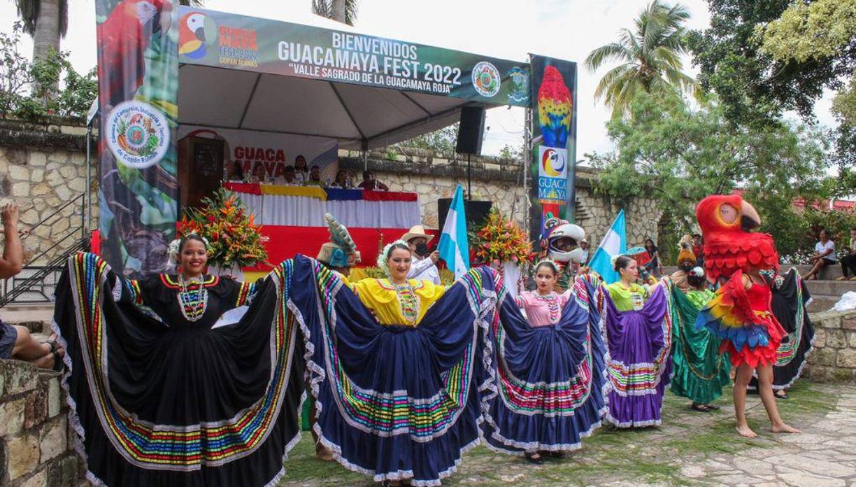 Este festival es uno que Copan Ruinas celebrará anualmente para honrar que el ave nacional vuela libremente en el denominado Valle Sagrado de la Guacamaya Roja.