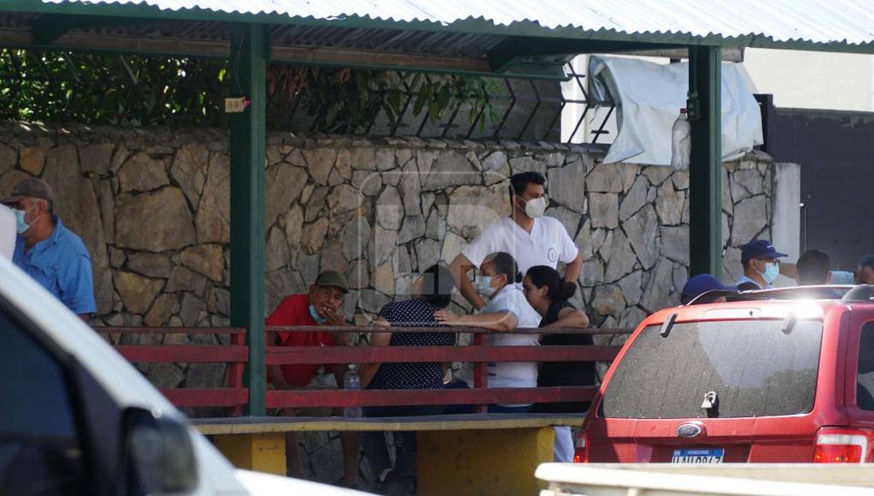 El joven se puso nervioso y aceleró el vehículo metiéndose contra vía en una de las calles donde chocó con dos carros.