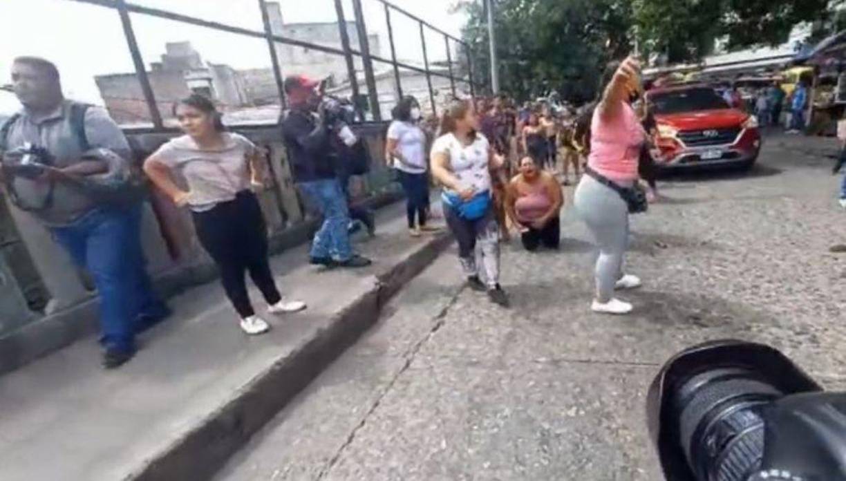 Al momento de que los agentes subieron a la patrulla a los detenidos, familiares y personas cercanas a ellos reaccionaron molestos y se opusieron a que se los llevaran.