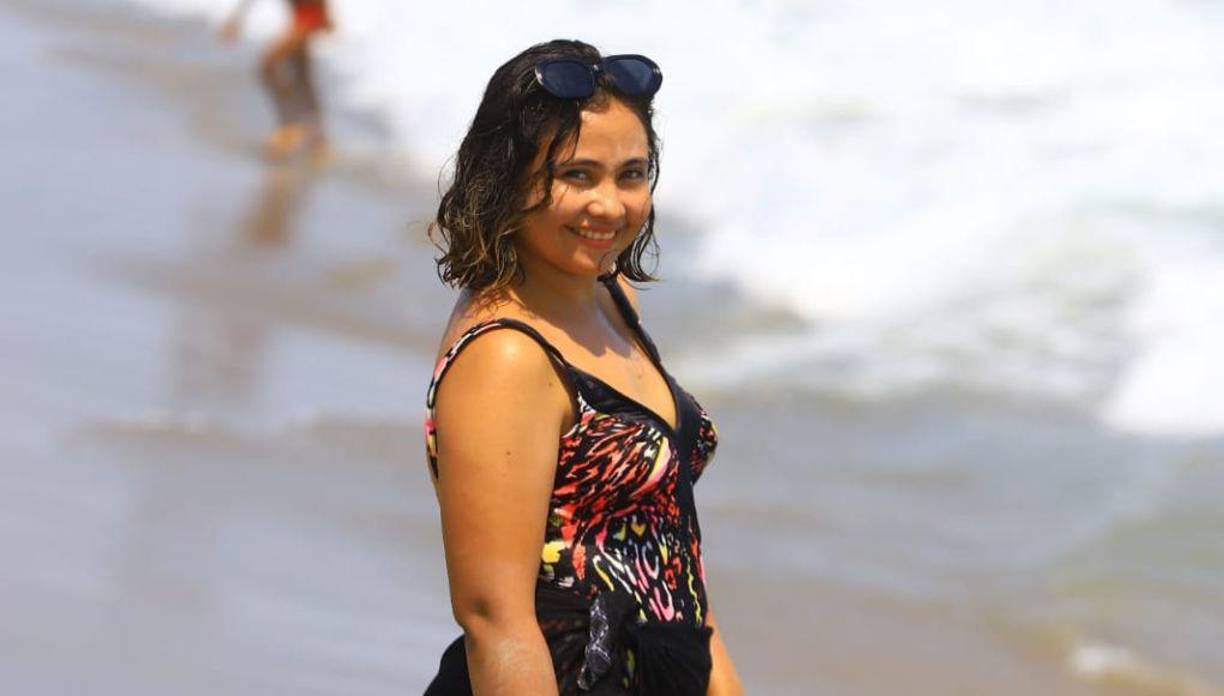 Desde las 8:00 a.m., decenas de familias comenzaron a llegar a la comunidad garífuna de Tornabé para disfrutar de la tranquilidad que ofrece su playa.