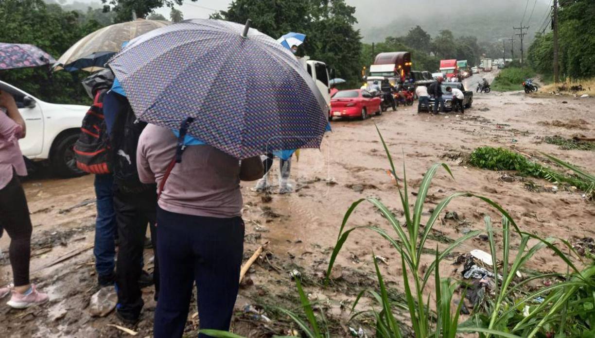 Otros, pese al peligro que implicaba, se atrevieron a intentar cruzar la corriente.