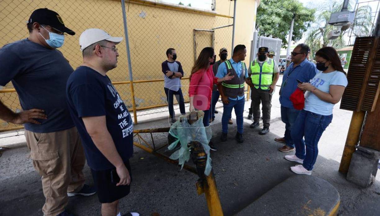 La juez la suspendió y los citó para el martes siguiente, o sea, la otra semana, pero, “bajo la salvedad de que dejaran la libre circulación a los padres de familia”, reveló el director.
