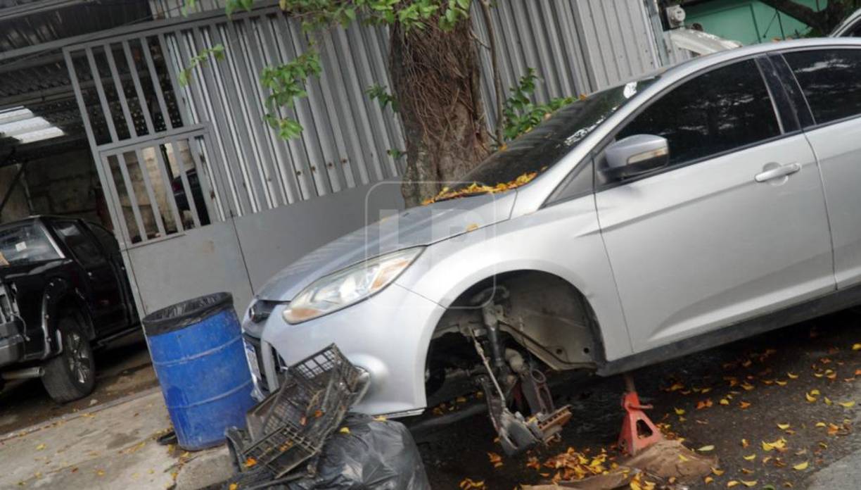 Algunos vehículos permanecen durante semanas en la vía pública. 