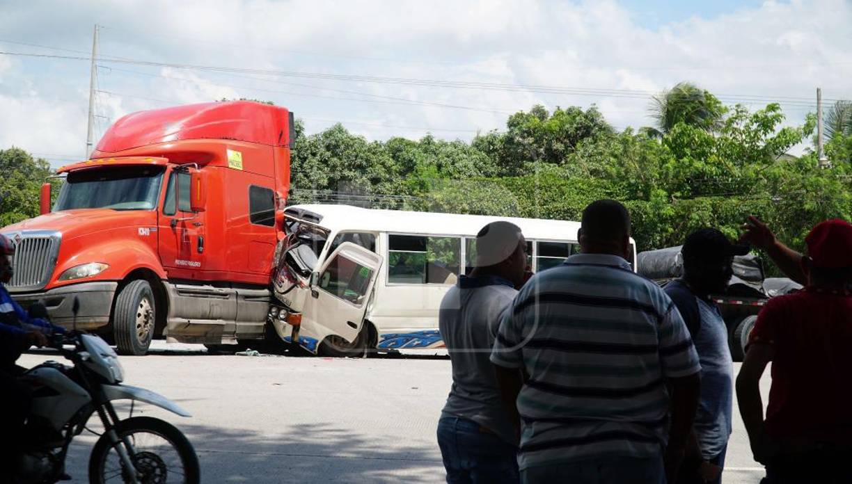 Asimismo, personas que transitaban por el sector también asistieron a los heridos, quienes algunos de ellos fueron trasladados en patrullas de la Dirección Nacional de Vialidad y Transporte (DNVT) y de la Cruz Roja hacia el Hospital Mario Catarino Rivas, de San Pedro Sula.