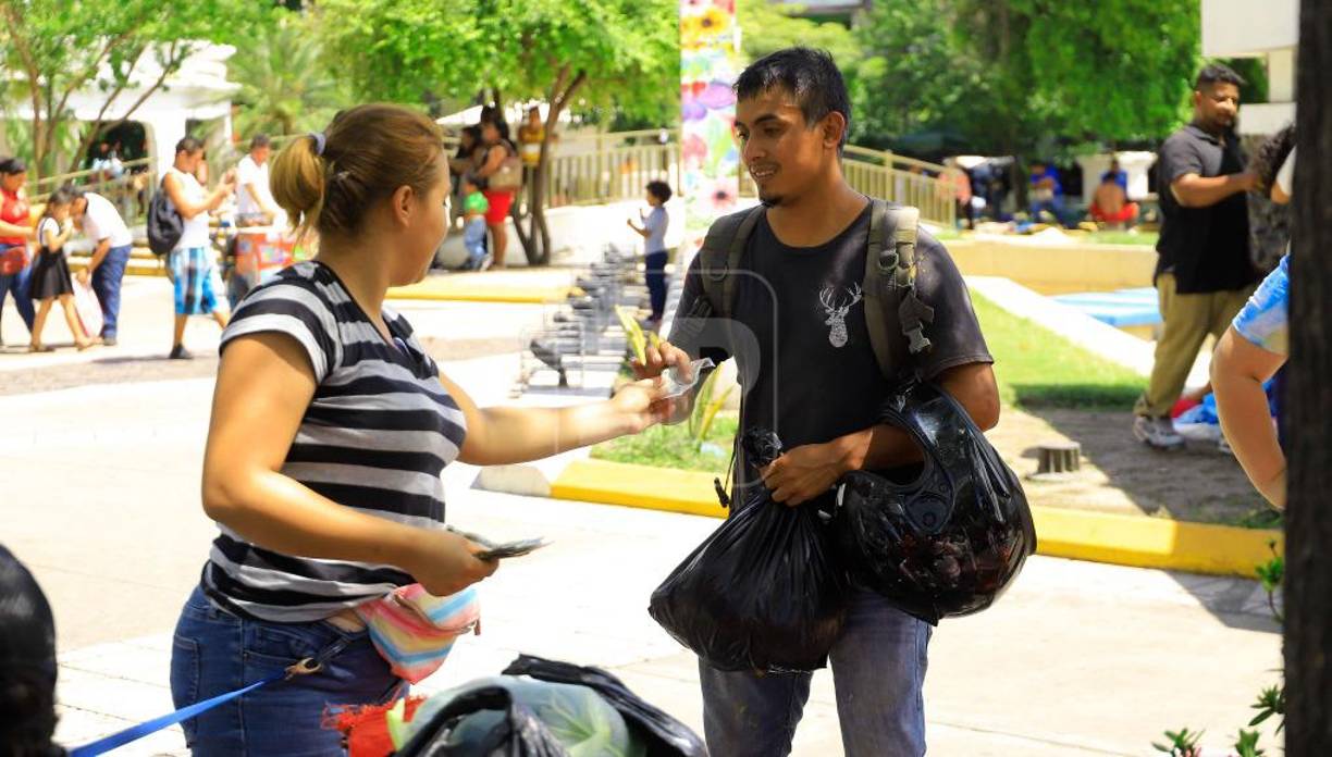 Desde las 8:00 de la mañana hasta pasadas las 4:00 de la tarde, el parque central luce más lleno que de costumbre, varios grupos de mujeres que forman parte de comunidades en redes sociales que se dedican a la venta de productos varios; nuevos y de segunda, esperan a quienes les han apartado algún articulo y llegarán a recogerlo.
