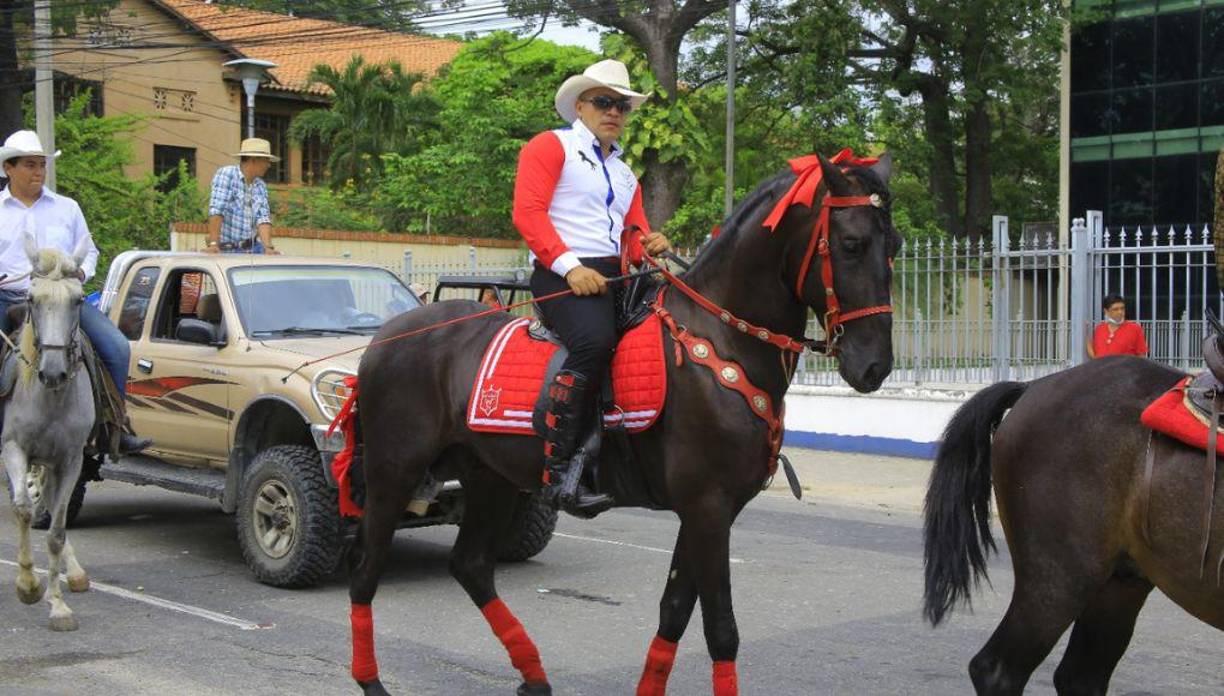 Bellas mujeres, niños y guapos jinetes engalanan el desfile hípico.